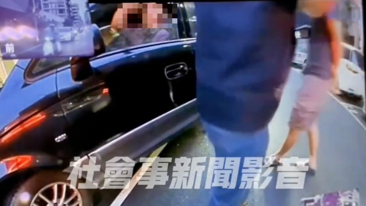 雙方因為停車問題當街發生爭執。(圖/翻攝社會事新聞影音)