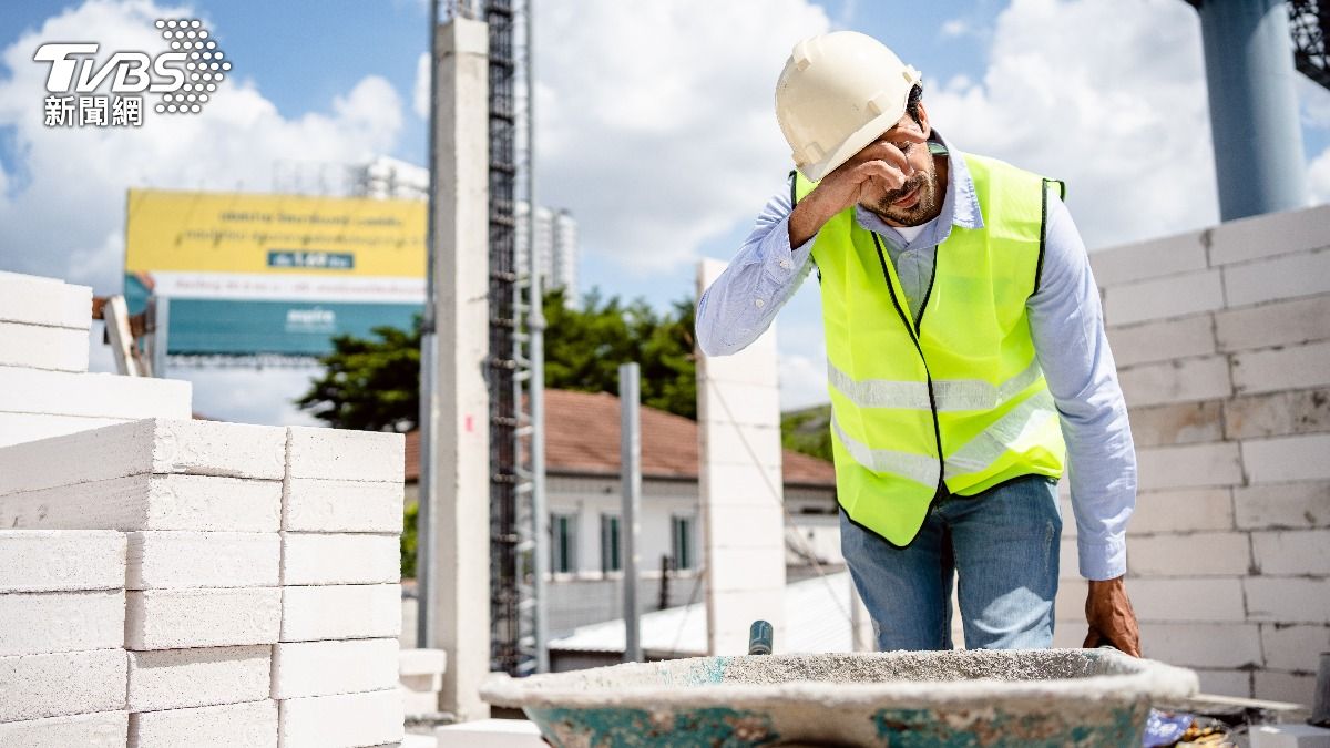 戶外工作者是中暑高危險群,可能會增加罹患慢性腎臟病的風險。(示意圖/shutterstock達志影像)