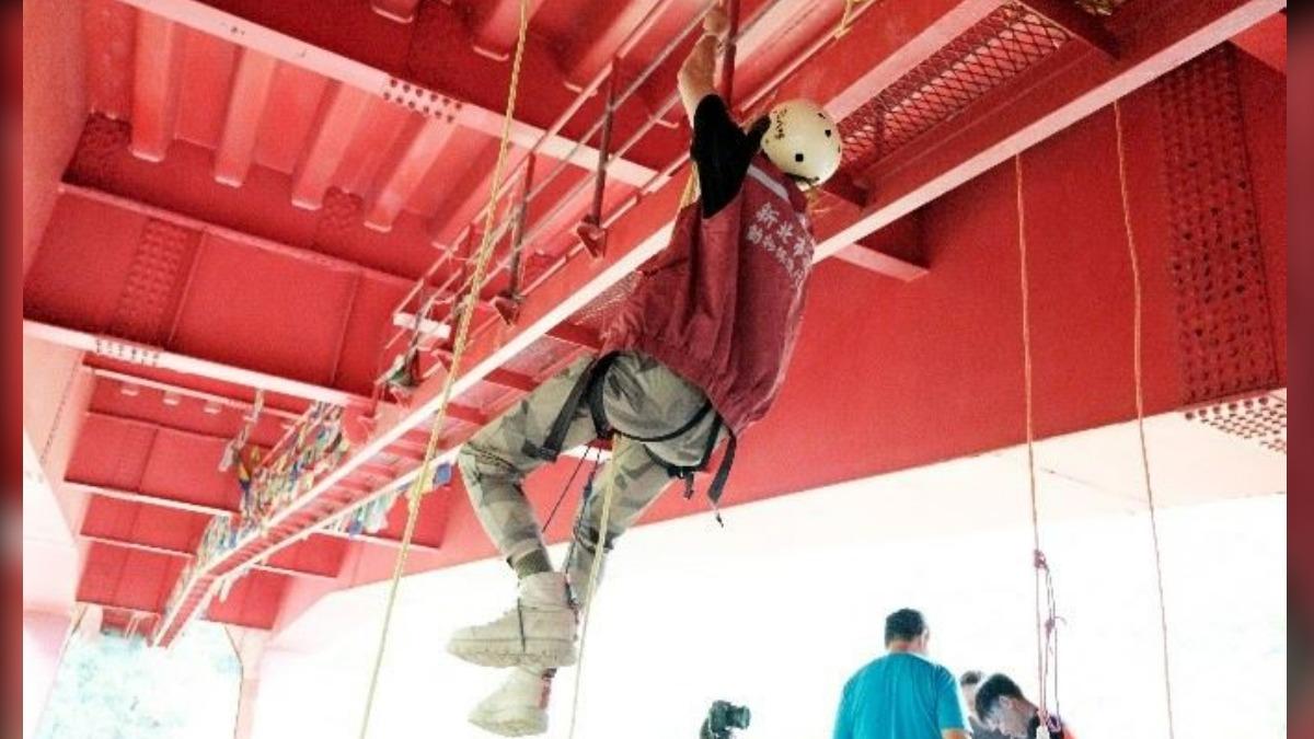 動保員時常接獲高空救援通報,因此平常需要接受不同的訓練。(圖/翻攝新北市動保處官網)