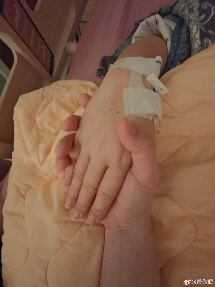 蕭敬騰PO上媽媽生病照片,解釋自己來晚了。(圖/翻攝自微博)