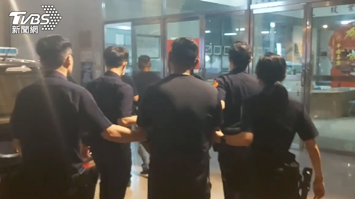 恆春小吃店驚傳鬥毆，男子衝進廚房持刀砸磚傷害3人。（圖／TVBS）