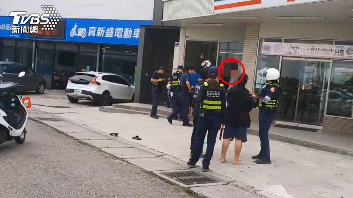 店長調閱監視器確認偷竊女子的行為。(圖/TVBS)