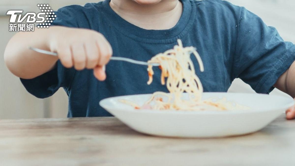 吃飯遇屁孩尖叫！他做「1舉動」家長秒帶離　網大讚：做得好