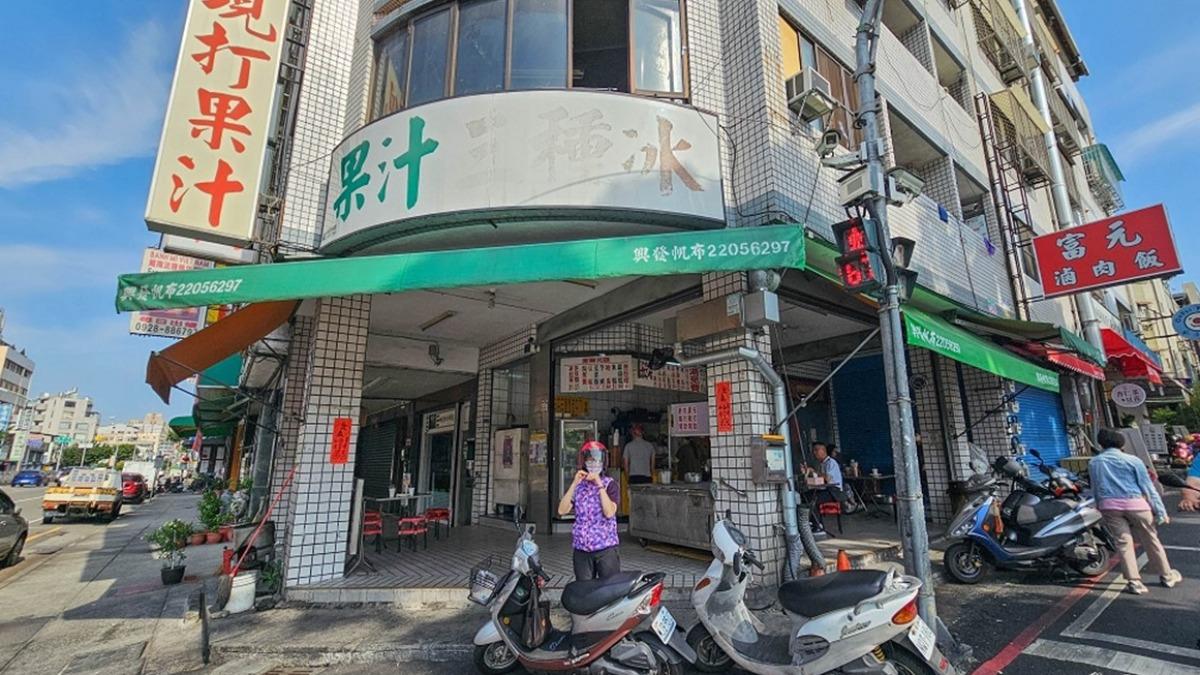 「北屯蛋餅」就位在寫著現打果汁扛棒的騎樓底下,設有簡單的桌椅可內用。(圖/剎有其食提供)