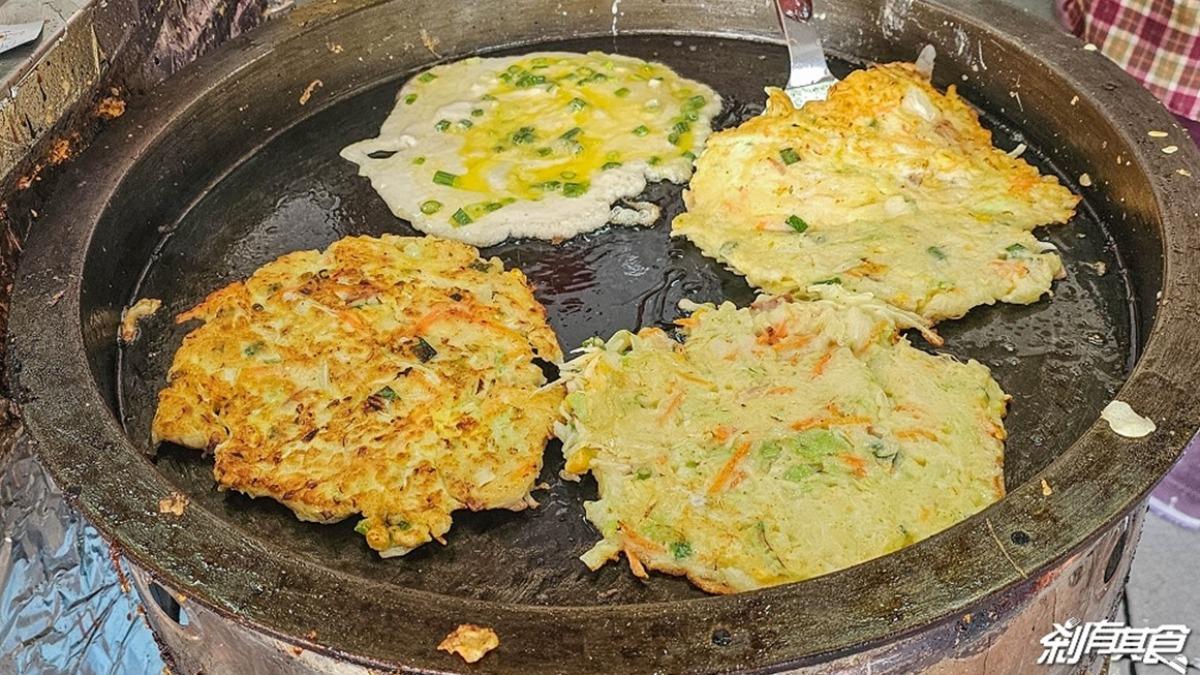 倒入麵糊、配料,煎至成形之後再翻面,煎到雙面酥脆即可起鍋啦!(圖/剎有其食提供)