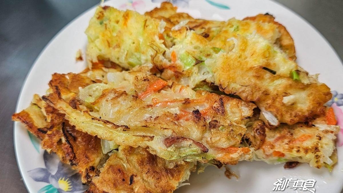 「蔥蛋餅」(30元)吃起來外酥內嫩,裡面的蔥花還帶有水分,能吃到蛋香及蔥花的甜味。(圖/剎有其食提供)