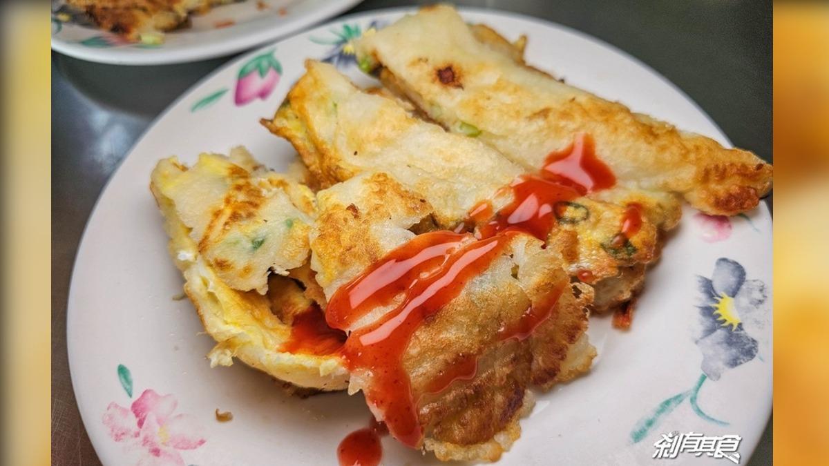 「什錦煎餅 」(40元),表面煎到很酥,咬下去可以吃到高麗菜脆脆的口感。(圖/剎有其食提供)