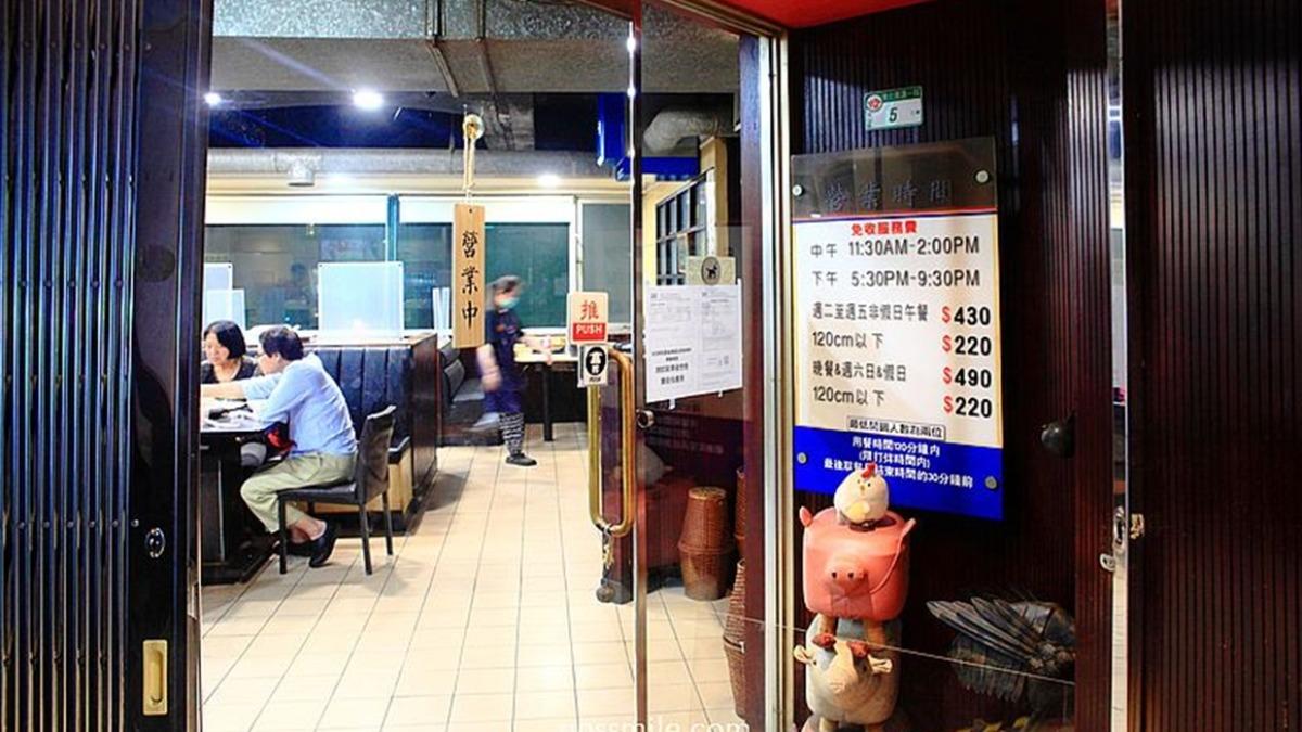 「韓江烤肉」敦化在台北市敦化北路上，商辦大樓裡面的３樓，門面很有歷史感。（圖／UPSSMILE向上的微笑萍子提供）