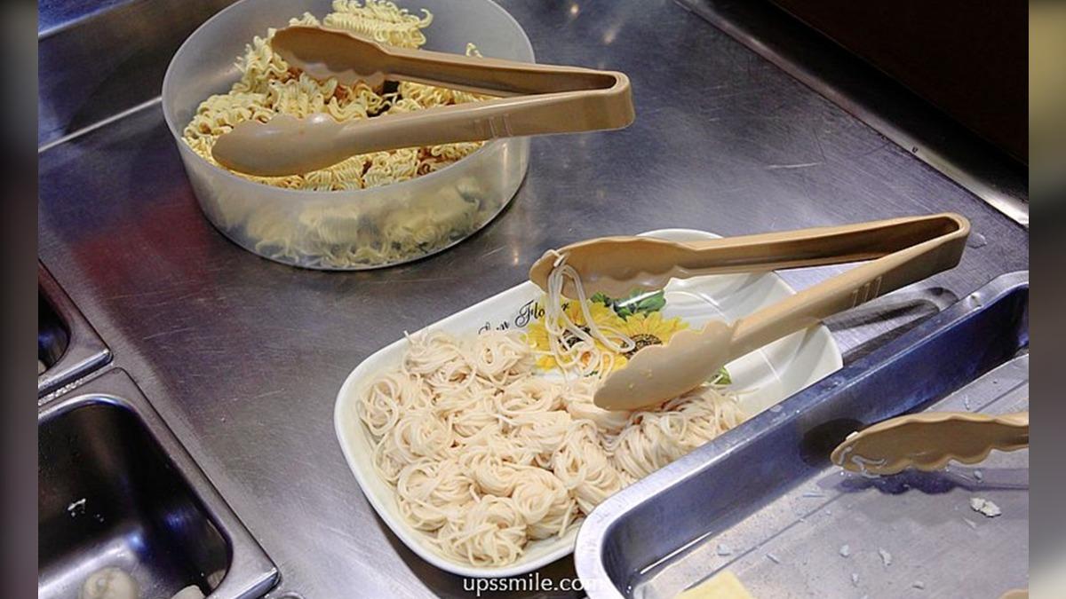 副餐有麵線與王子麵條，可放入韓式銅板鍋。（圖／UPSSMILE向上的微笑萍子提供）