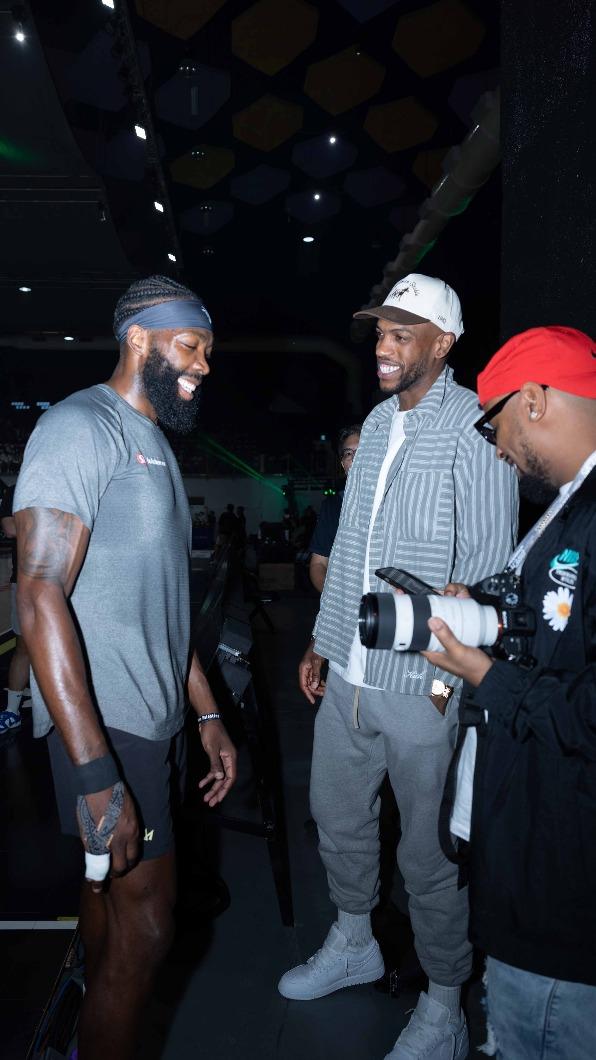 新北國王球員曼尼高(Kenny Manigault)與表弟Khris Middleton合影,下週米道頓將前往新莊體育館看球。(圖/新北國王提供)