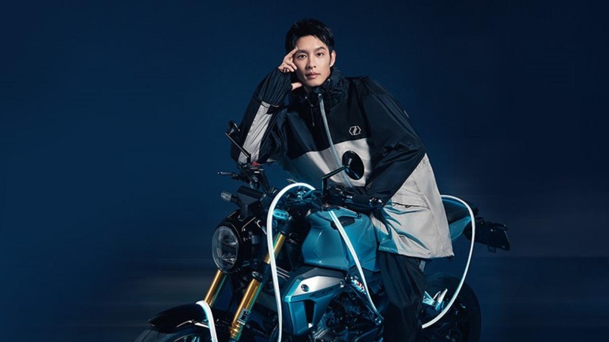 曹佑寧雨天騎車打滑慘摔！還原車禍實況「急壓2個煞車把手」出包