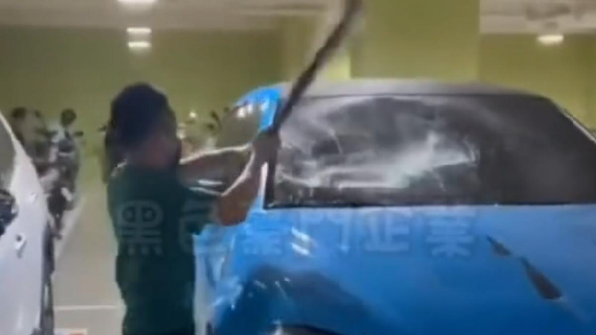 千萬藍寶堅尼遭亂棒狂砸58下!19歲男稱洩憤 網驚:修到好要多少