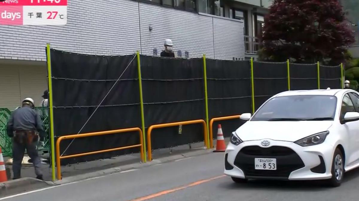 河口湖町步道架起黑幕,防止民眾拍攝富士山。(圖/翻攝自X@)
