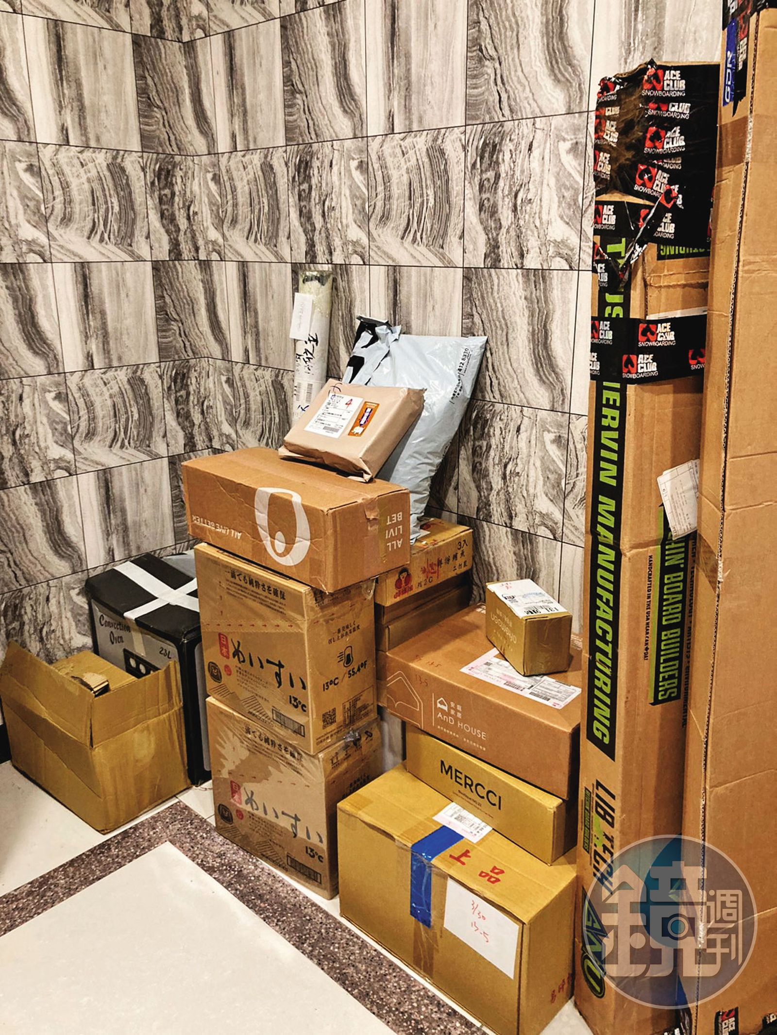 郭書瑤挨批只簽收卻不領走包裹,將社區大廳當成私人儲藏室。(圖/讀者提供)