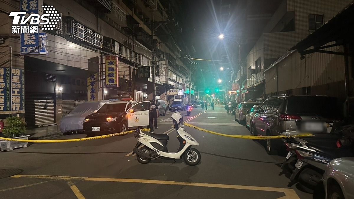 外甥舅舅路邊發生扭打,舅舅躺路中慘遭車輛輾斃。(圖/TVBS)