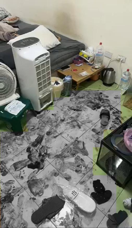 臥室地板全是血腳印。(圖/翻攝自爆料公社)