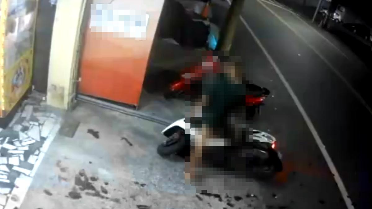 男子受傷血流滿地,打算騎車外出。(圖/翻攝自爆料公社)