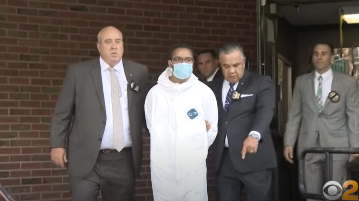 二度偷錢被抓包,個人助理哈斯皮爾(中央白衣)竟痛下殺人斬首老闆薩雷。(圖/翻攝自CBS新聞影片)