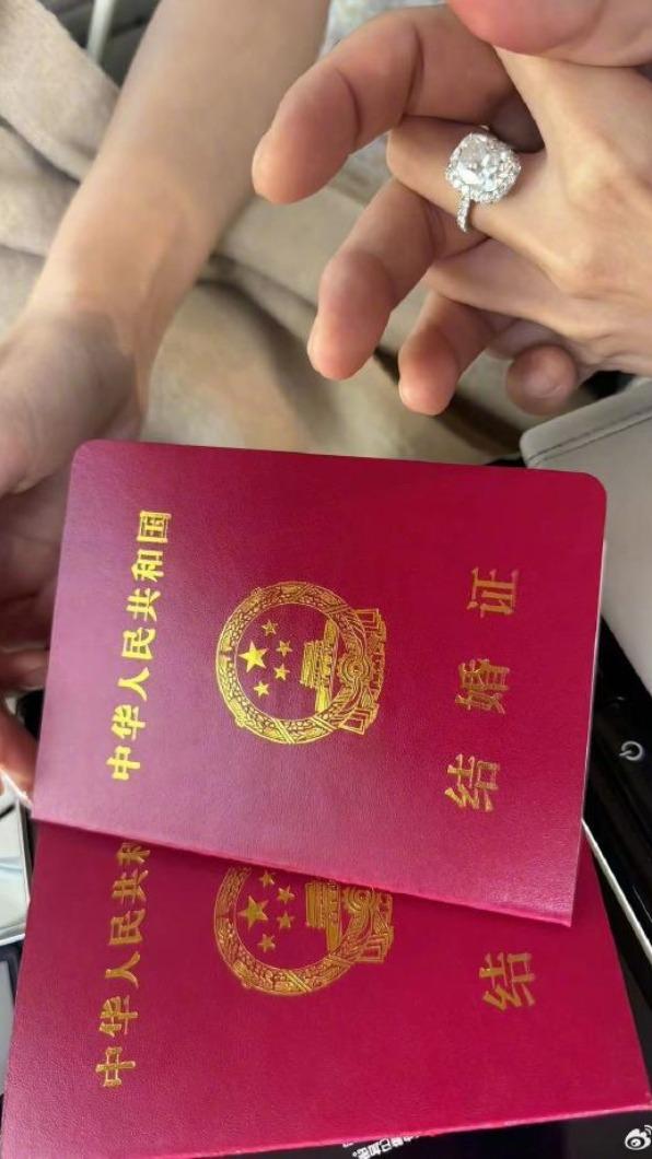 Mandy手戴著超巨大鑽戒,相當吸睛。(圖/翻攝自微博)