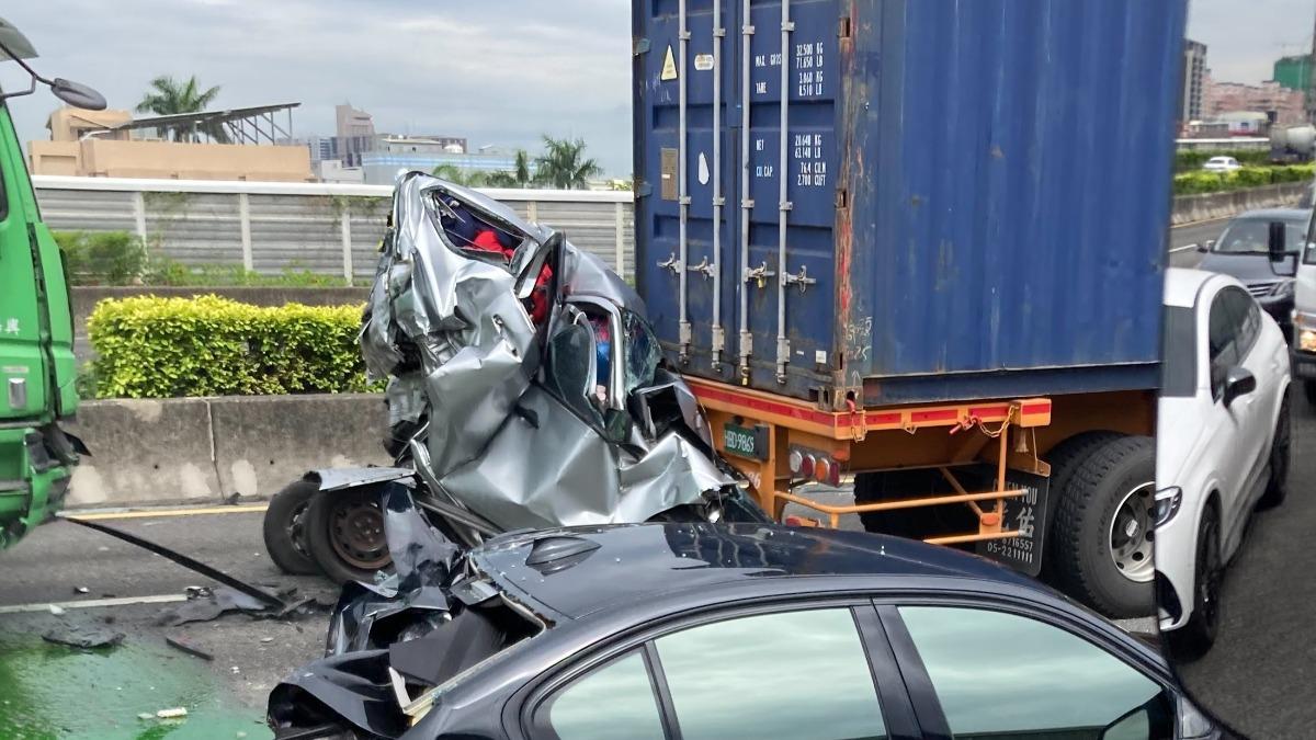 快訊/國1驚悚4車追撞!轎車「爛成鐵餅」2人受困送醫不治