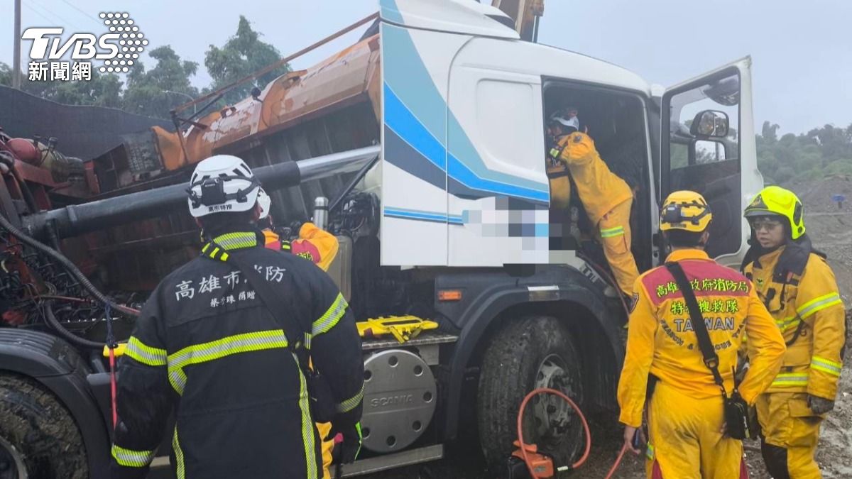 快訊/土石鬆滑高雄砂石車翻覆 後車斗「重壓車頭」駕駛受困命危