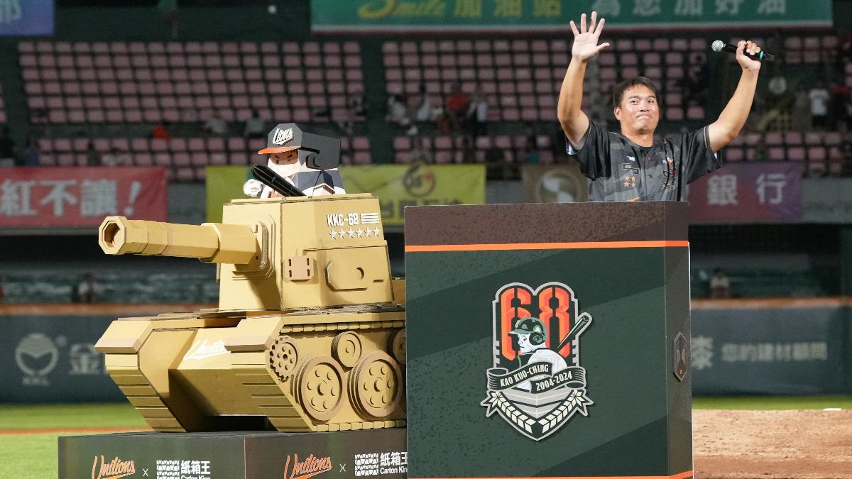 統一獅「大學長」高國慶引退儀式因受天氣影響「跨日」,但現場球迷仍非常感動。(圖/統一獅提供)