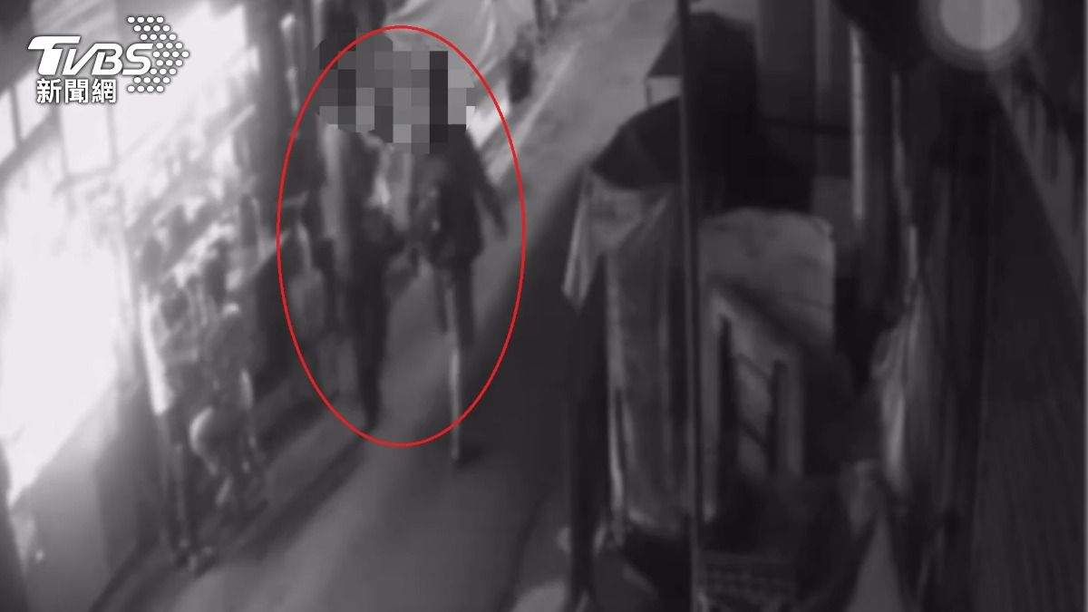 監視器拍下案發前，鄒男（右）與被害人一起買晚餐。（圖／TVBS）