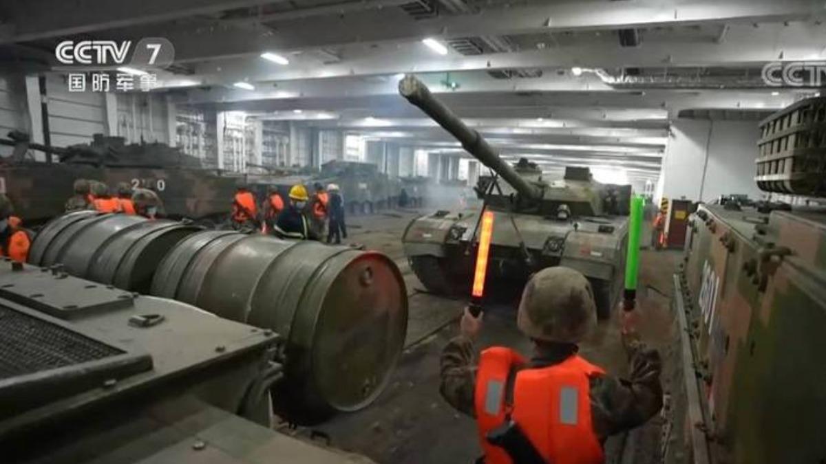 中國利用渡輪或民用船隻搭載軍事設備。（圖／翻攝自《央視》）