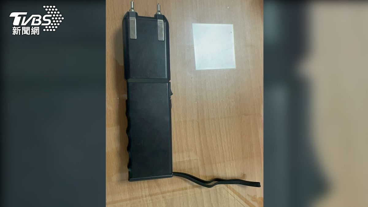 警方查扣電擊器。（圖／TVBS）