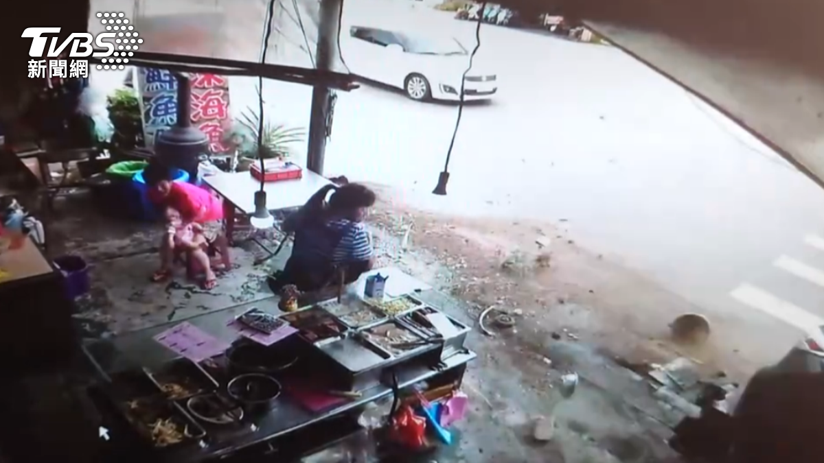 驚險瞬間曝!男子開車恍神撞毀台南魚湯店 闆娘擦肩而過逃死