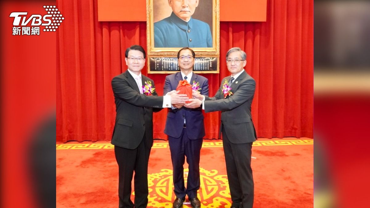 調查局新舊任局長5月27日交接，左為王俊力，現為高檢署主任，有意角逐檢察長大位。（圖／調查局提供）