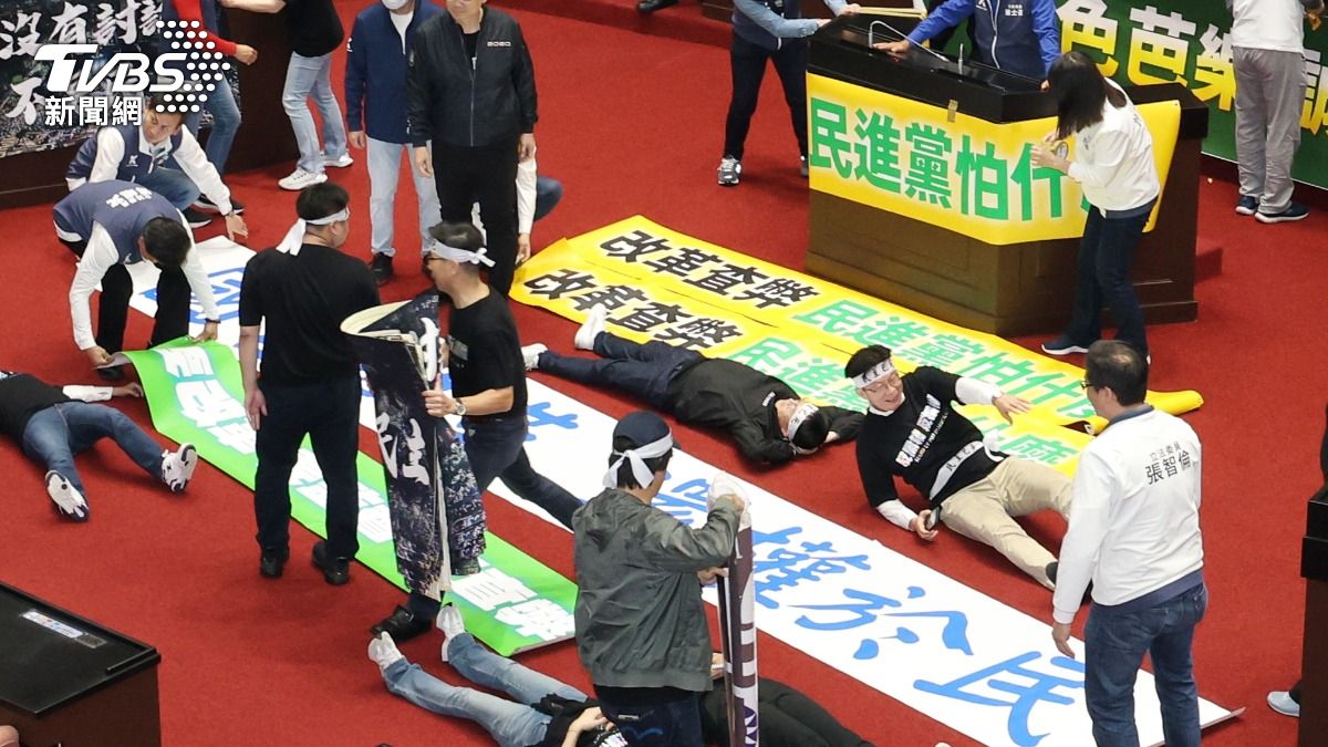 藍綠進到議場後開始狂貼標語。(圖/葉志明攝)