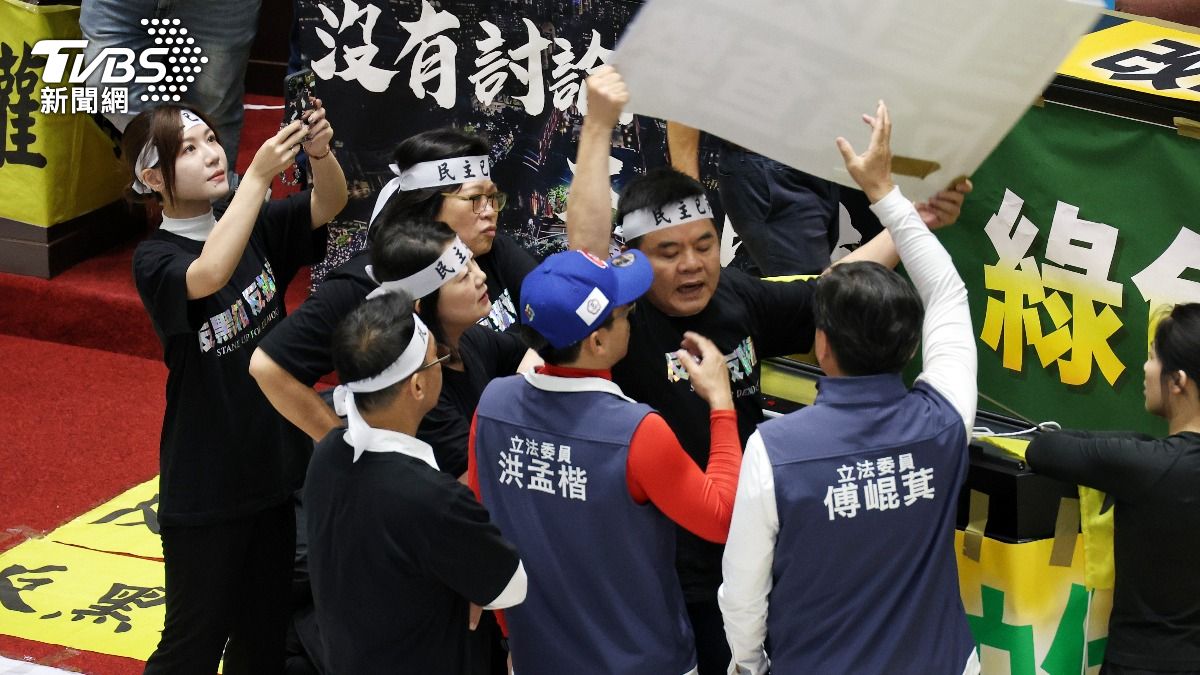 藍綠狂貼標語!1事爆衝突 沈伯洋突怒吼傅崐萁:你什麼態度