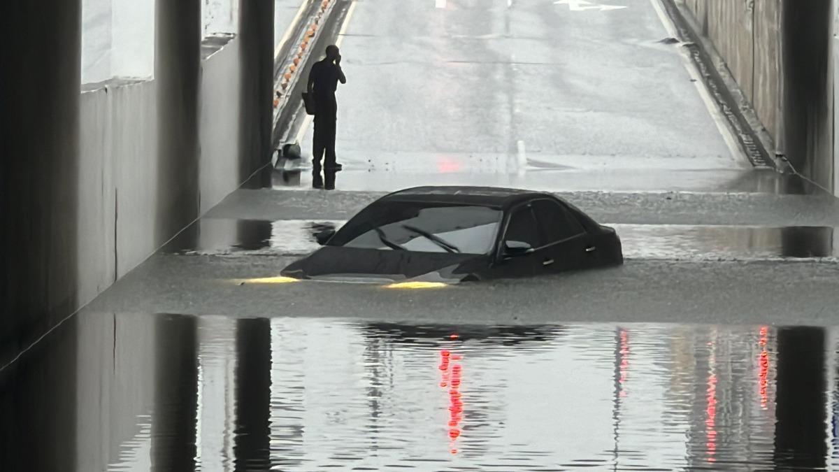 雨彈開炸!苗栗多地傳淹水 國1車輛「半輪胎泡水」拋錨