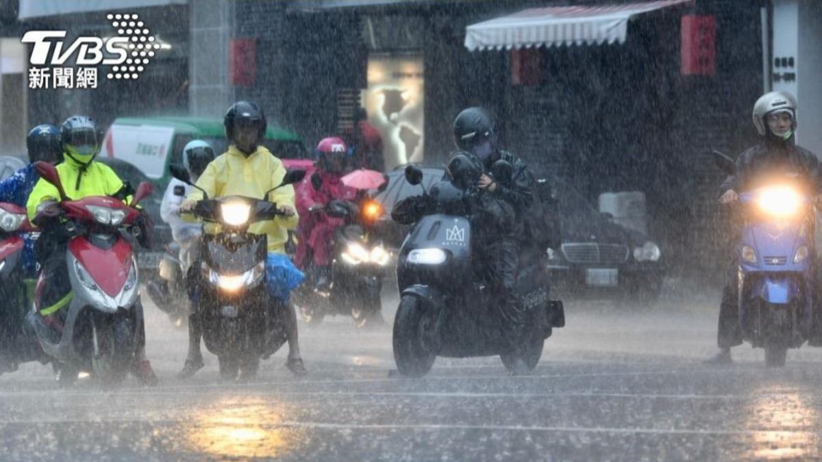快訊／上班雨彈狂炸！17縣市豪大雨特報　慎防雷擊、強陣風