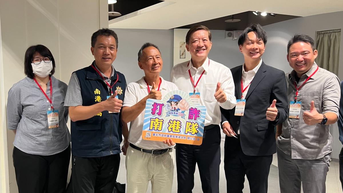 活動現場由「打詐台北隊」成員發送宣傳單實施「識詐」預防犯罪宣導。（圖／南港分局提供）