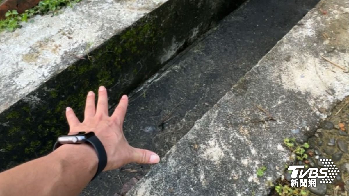 案發現場，男子就卡在寬約４０公分的水溝內動彈不得，至於死因還要等在檢方今天相驗。（圖／ＴＶＢＳ）