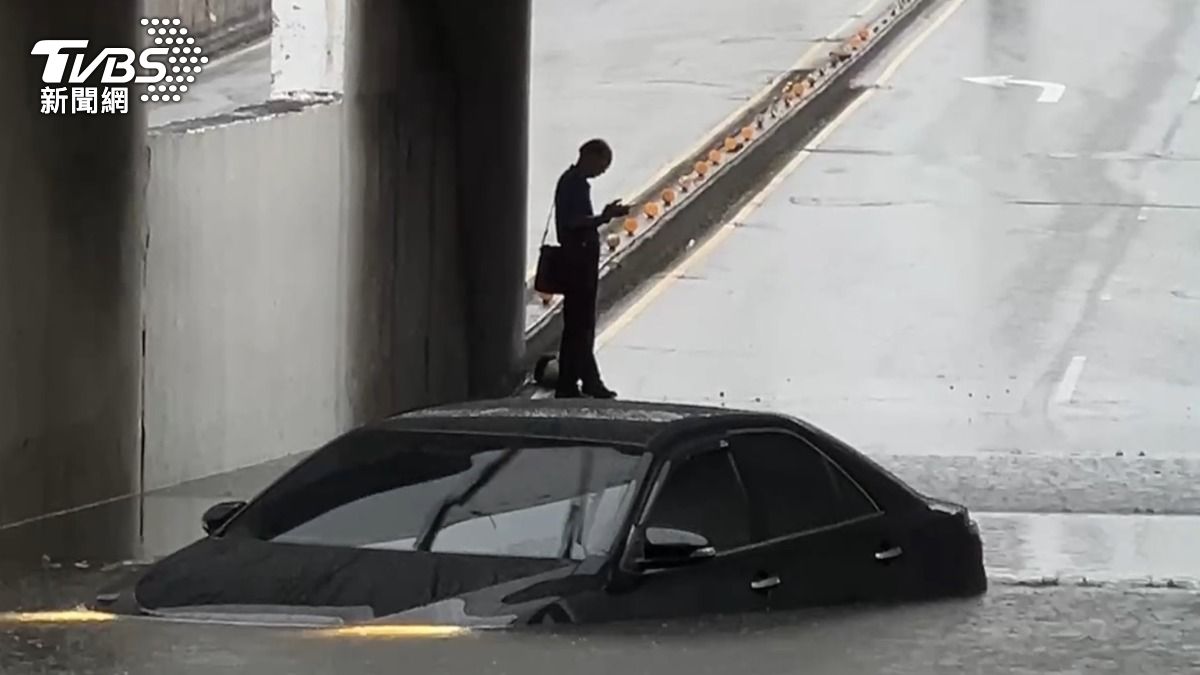 苗栗縣清晨降下豪雨,多處地下道淹水,有一輛轎車受困幾乎滅頂。(圖/TVBS)