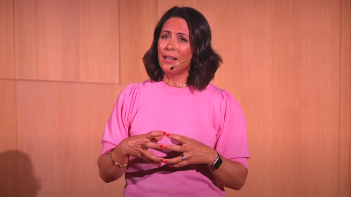 英國廣播公司氣象主播喬琪.帕默。(圖/翻攝自 TEDxWinchester)