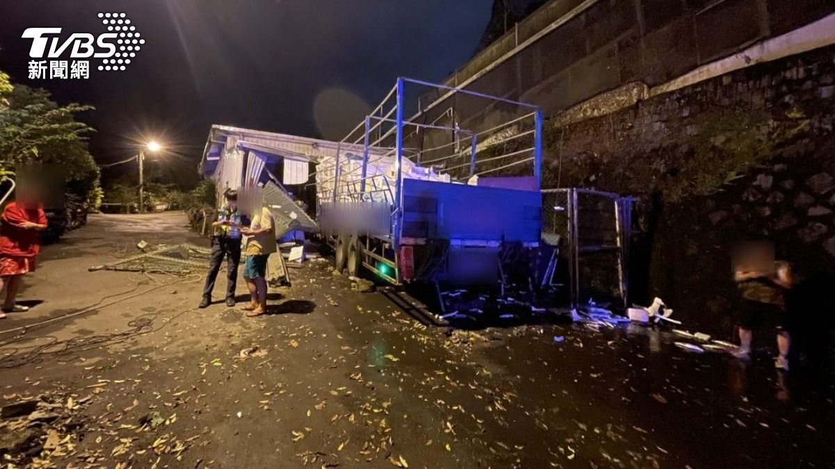 北宜公路自撞!駕駛「踩不到剎車」整輛大貨車撞進鐵皮屋