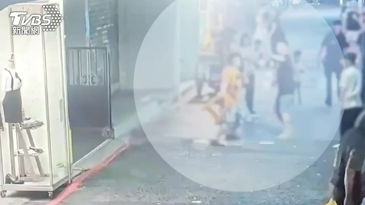 大聲不行喔？西門町男被嫌太吵　慘遭「十大武器之首」攻擊
