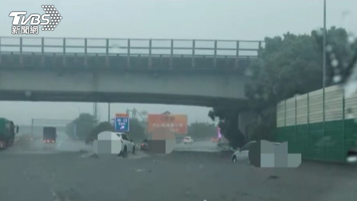 有片/雨彈炸台中!國1后里段「水淹半個輪胎高」 2車拋錨卡匝道口