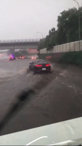 國道1號北向161公里后里交流道,因雨勢過大出現積水,高度幾乎等於半個輪胎。(圖/翻攝自記者爆料網)