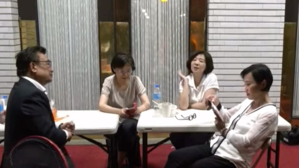 國民黨、民眾黨立委守議場談「高雄選舉藍白合」。(圖/翻攝自threads)