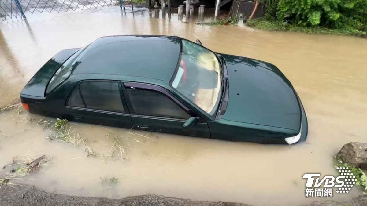 豪雨轟南部!高雄梓官「淹到小腿肚」 台南雷鳴閃電狂炸