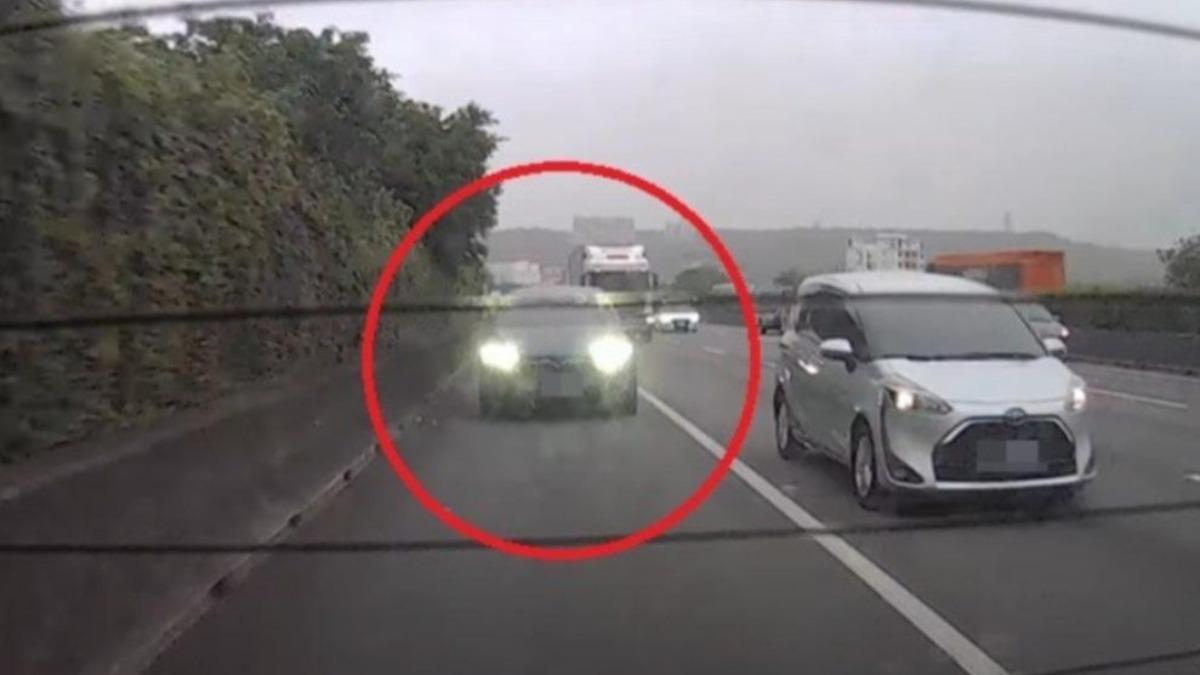 許多駕駛會用閃大燈來提醒前方車輛加速或讓道。（圖／翻攝自PPT）