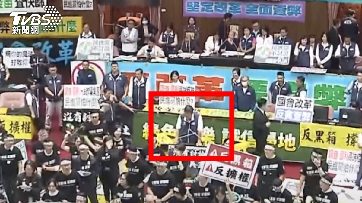 藍委陳雪生站在發言台高吼「嗷嗚」。(圖/TVBS資料畫面)