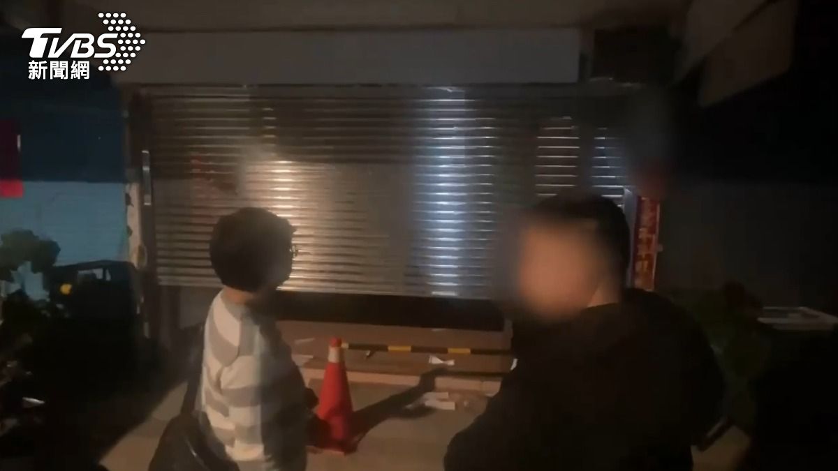警方逮捕販毒集團成員（黑衣男），一舉搗破毒品倉庫。（圖／TVBS）
