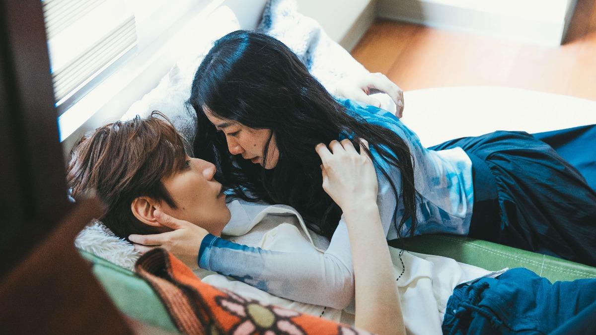 不讓女友探班！潘裕文沙發調情文青女神　深情捧臉畫面曝　　