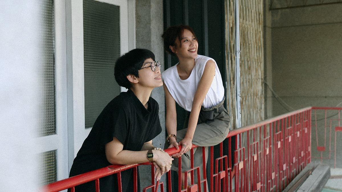 方宥心(右)、呂綵庭共同創作圖文書《回尋腦海裡的小丑魚》。(圖/寶田文創提供)